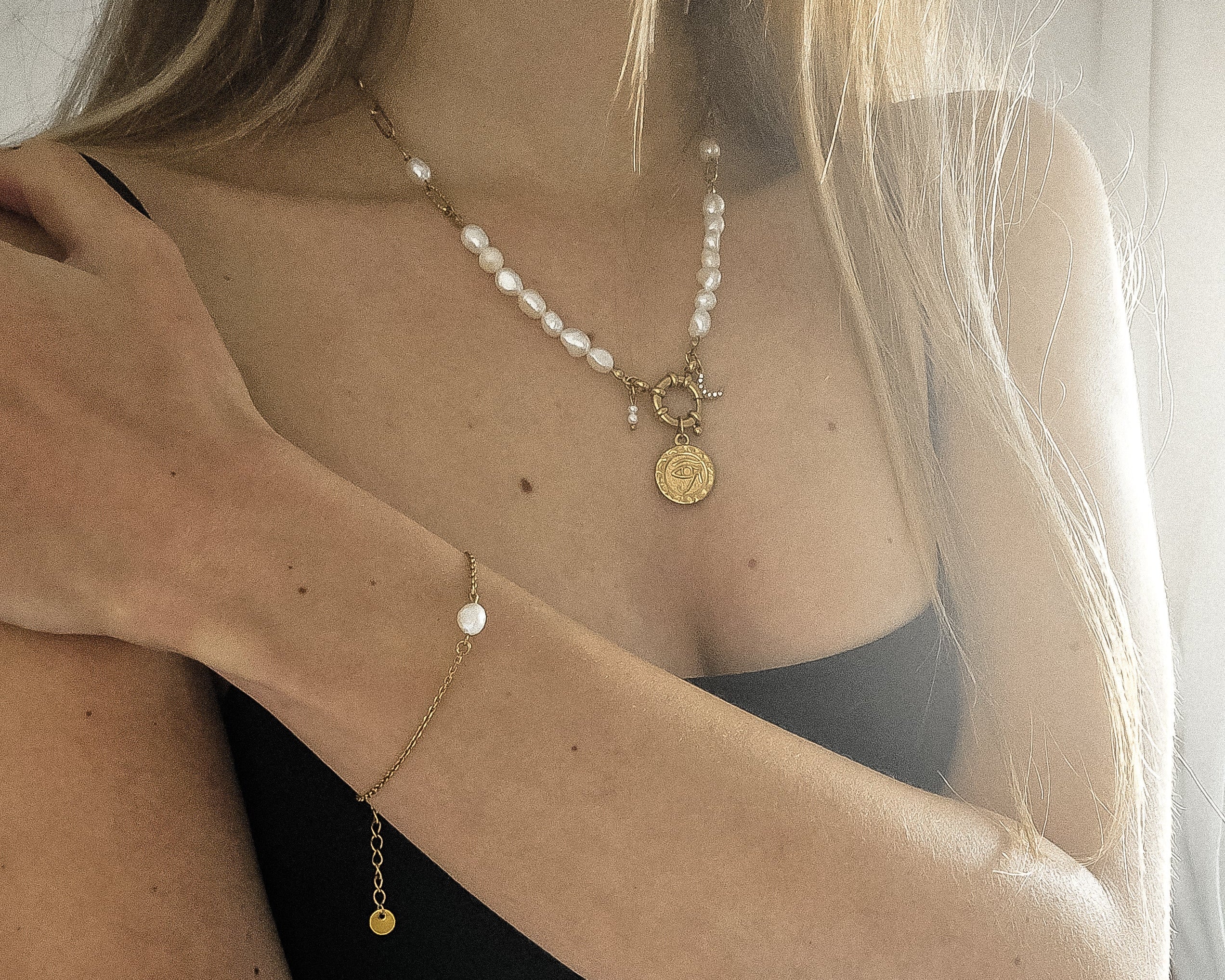 Collier et bracelet dorés en acier inoxydable avec perles d'eau douce blanches , Clyvia Bijoux