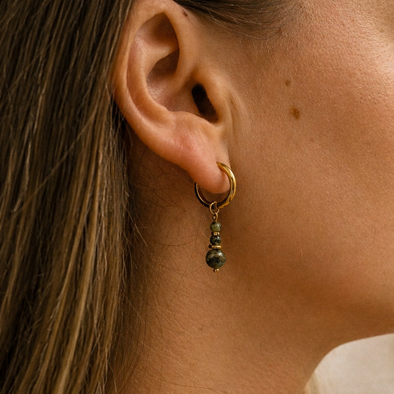 Créole dorée portée avec pierre naturelle jaspe turquoise africaine, quiz bijoux Clyvia Bijoux