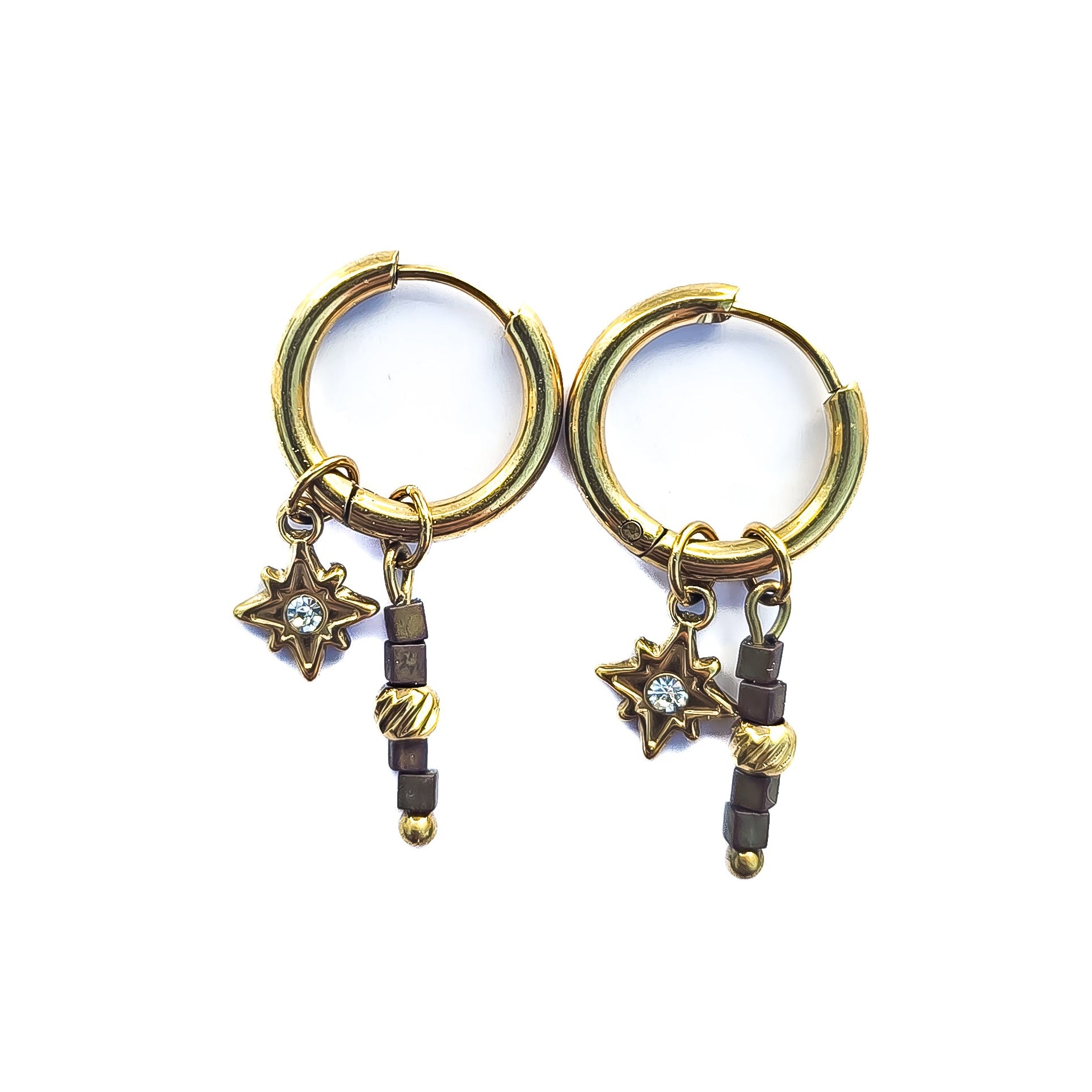 Boucles d’oreilles créoles dorées en acier inoxydable avec étoile, oxyde de zirconium et perles en verre aux tons brun rosé sur fond blanc