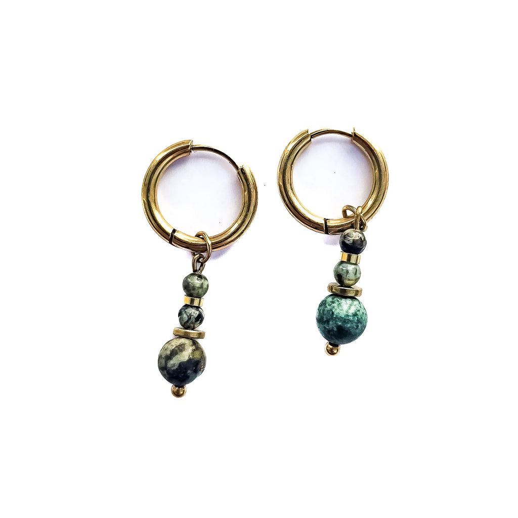 Boucles d’oreilles créoles dorées en acier inoxydable avec jaspe turquoise africaine naturelle sur fond blanc