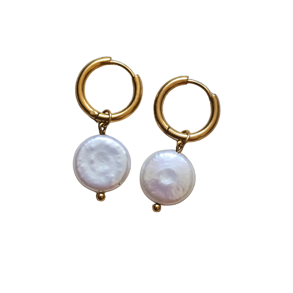 Boucles d’oreilles créoles dorées en acier inoxydable avec perles d’eau douce véritables