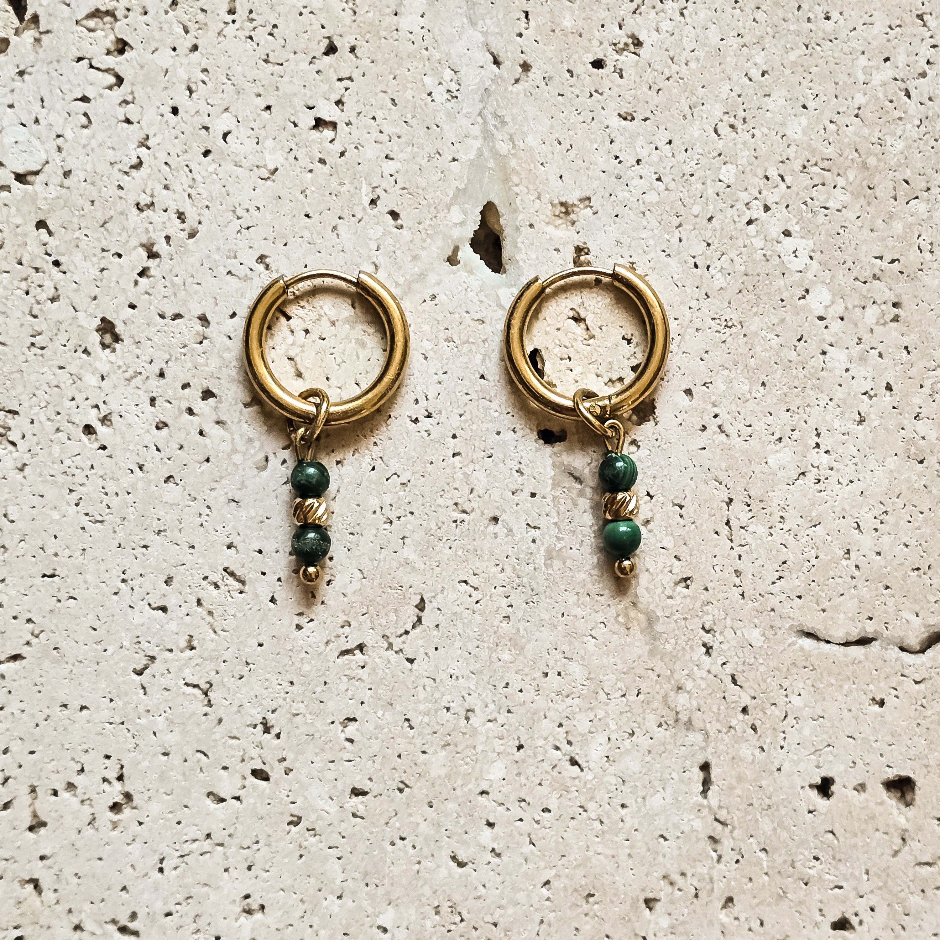 Boucles d’oreilles  dorées avec malachite sur fond minéral clair
