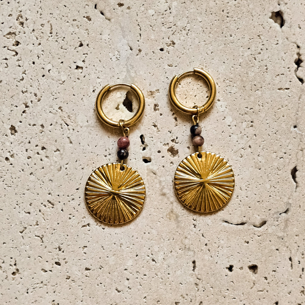 Boucles d’oreilles créoles dorées en acier inoxydable avec rhodonite et médaillon texturé