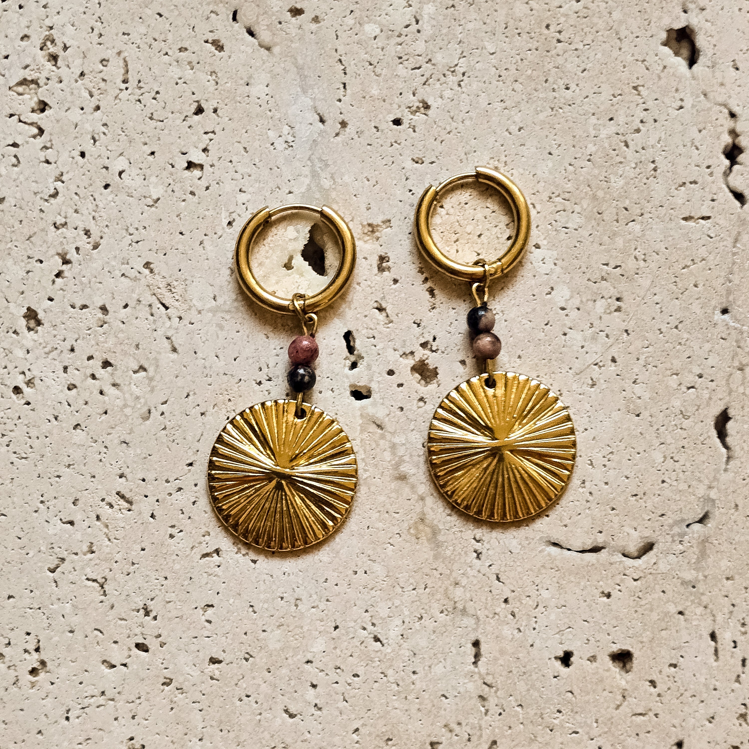 Boucles d’oreilles créoles dorées en acier inoxydable avec rhodonite et médaillon texturé