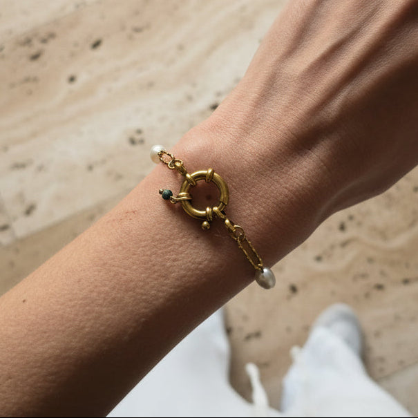 Bracelet en acier inoxydable doré avec perles d’eau douce et turquoise africaine, porté, Clyvia Bijoux