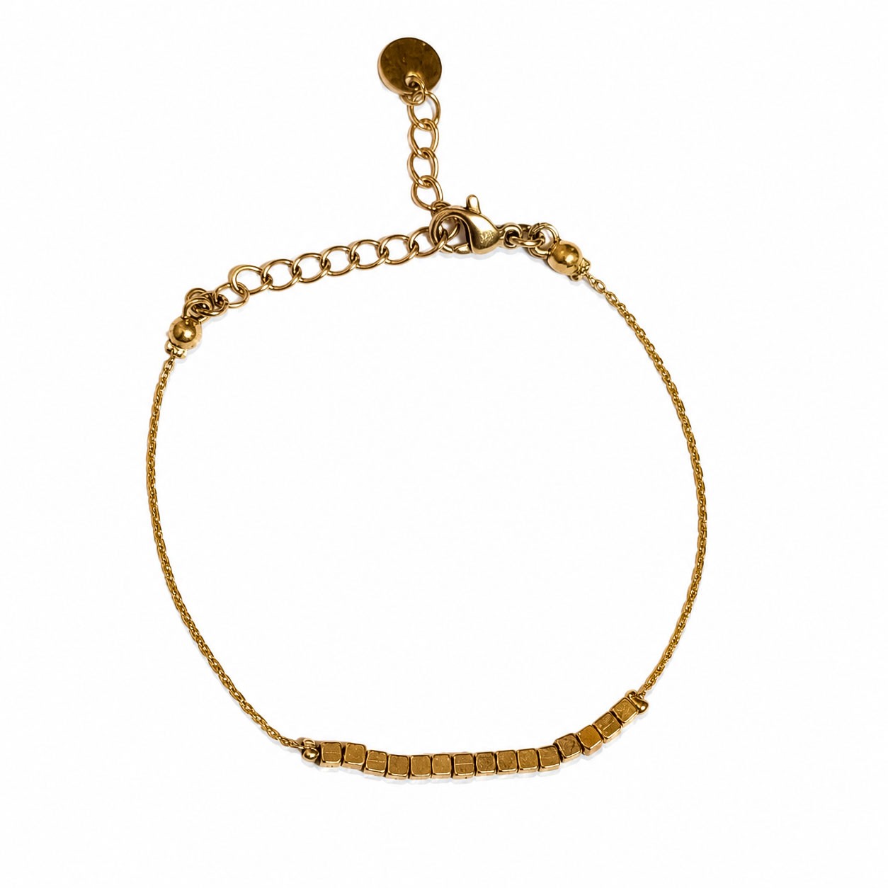Bracelet doré fin avec perles carrées et chaîne réglable sur fond blanc