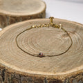 Bracelet fin doré avec pierre naturelle de rhodonite posée sur bois, bijou féminin et lumineux signé Clyvia Bijoux.
