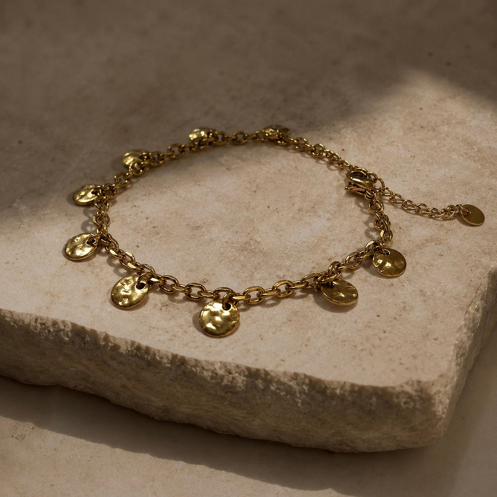 Détail du bracelet doré avec pampilles martelées et chaîne d’extension