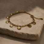 Détail du bracelet doré avec pampilles martelées et chaîne d’extension