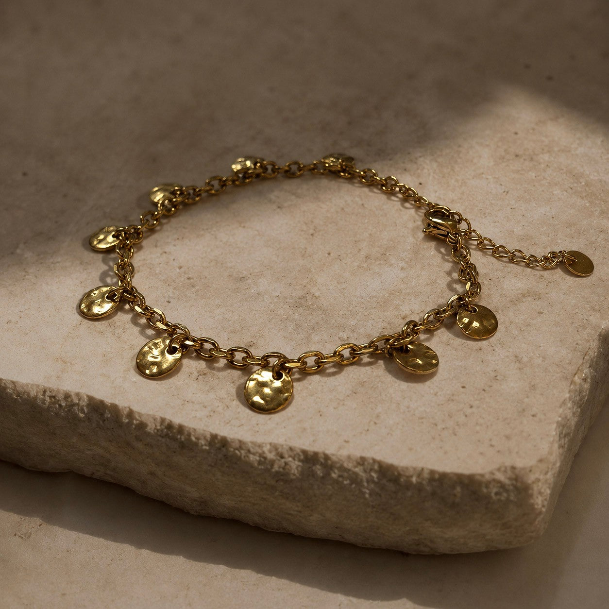 Détail du bracelet doré avec pampilles martelées et chaîne d’extension