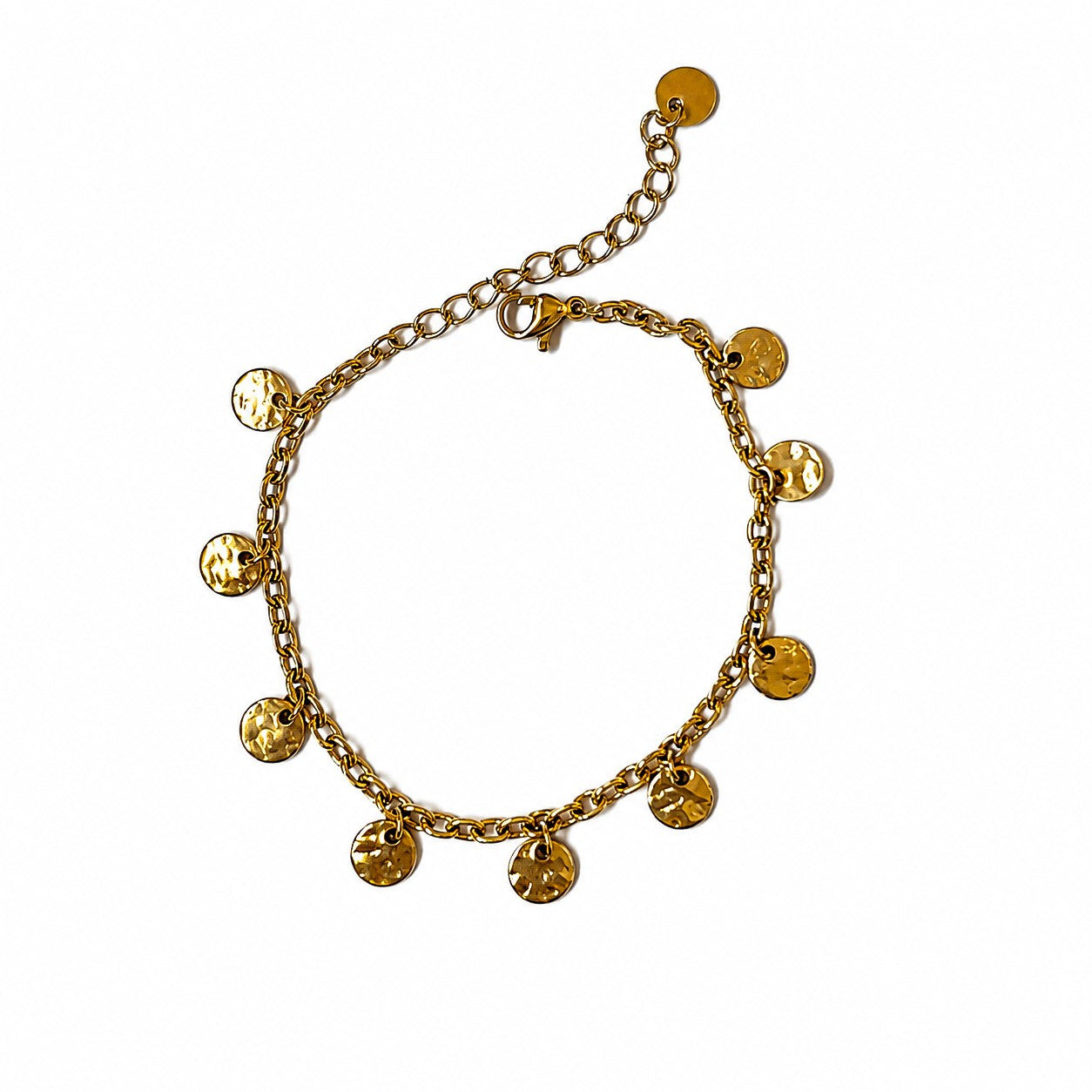 Bracelet doré en acier inoxydable avec pampilles rondes martelées sur fond blanc