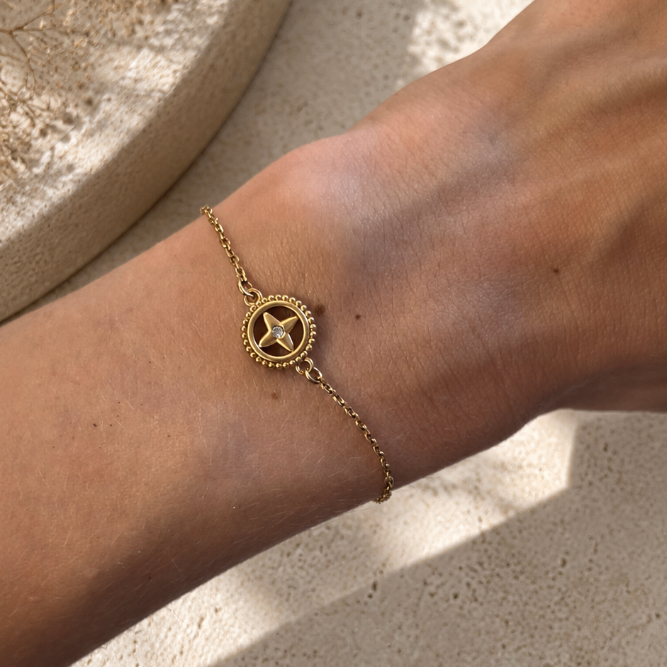 bracelet en acier inoxydable doré avec étoile au centre et petit strass 