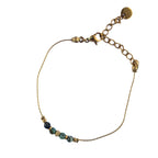 Bracelet fin doré en acier inoxydable avec pierres de jaspe bleu-vert sur fond clair