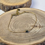 Bracelet fin en acier inoxydable doré avec jaspe turquoise africaine sur support bois - Clyvia Bijoux