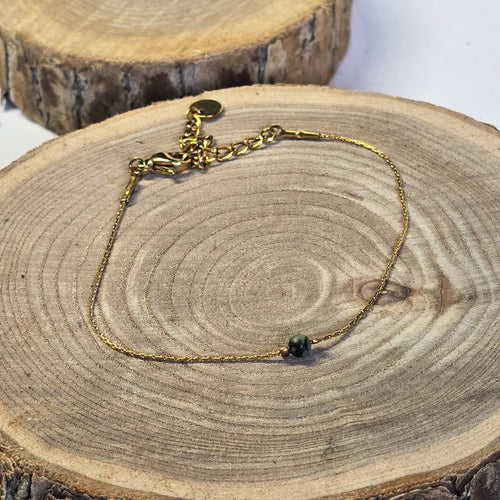 Bracelet fin en acier inoxydable doré avec jaspe turquoise africaine sur support bois - Clyvia Bijoux