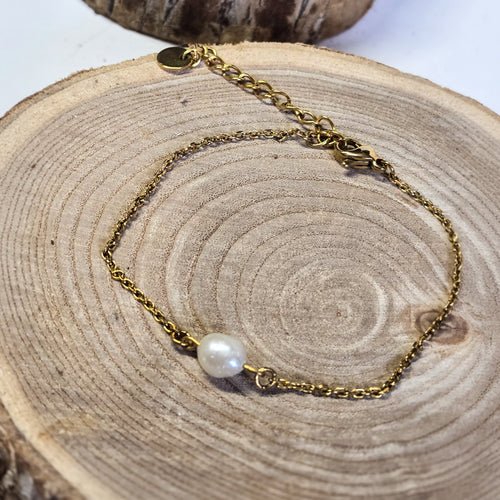 Bracelet fin en acier inoxydable doré avec véritable perle d’eau douce sur support bois - Clyvia Bijoux