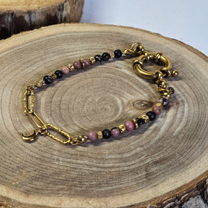 Bracelet fin doré avec pierres de rhodonite naturelles et pendentif lune, Clyvia Bijoux