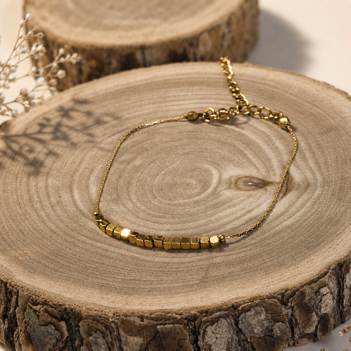 Bracelet fin Velm en acier inoxydable doré avec petites perles cubes