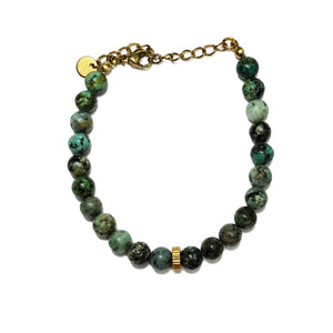 Bracelet en jaspe turquoise africaine avec perles naturelles vertes, fermoir et chaîne d’extension dorés.