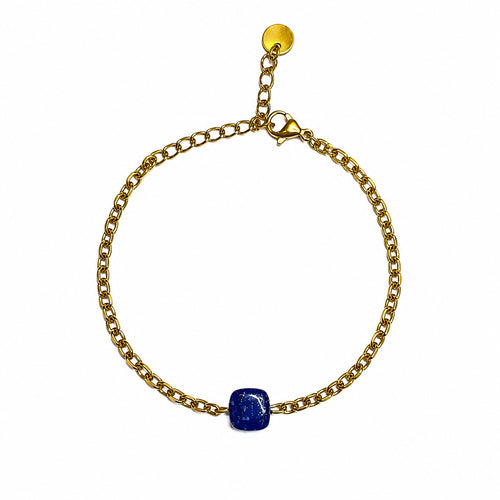 Bracelet en lapis-lazuli naturel et acier inoxydable doré sur fond blanc