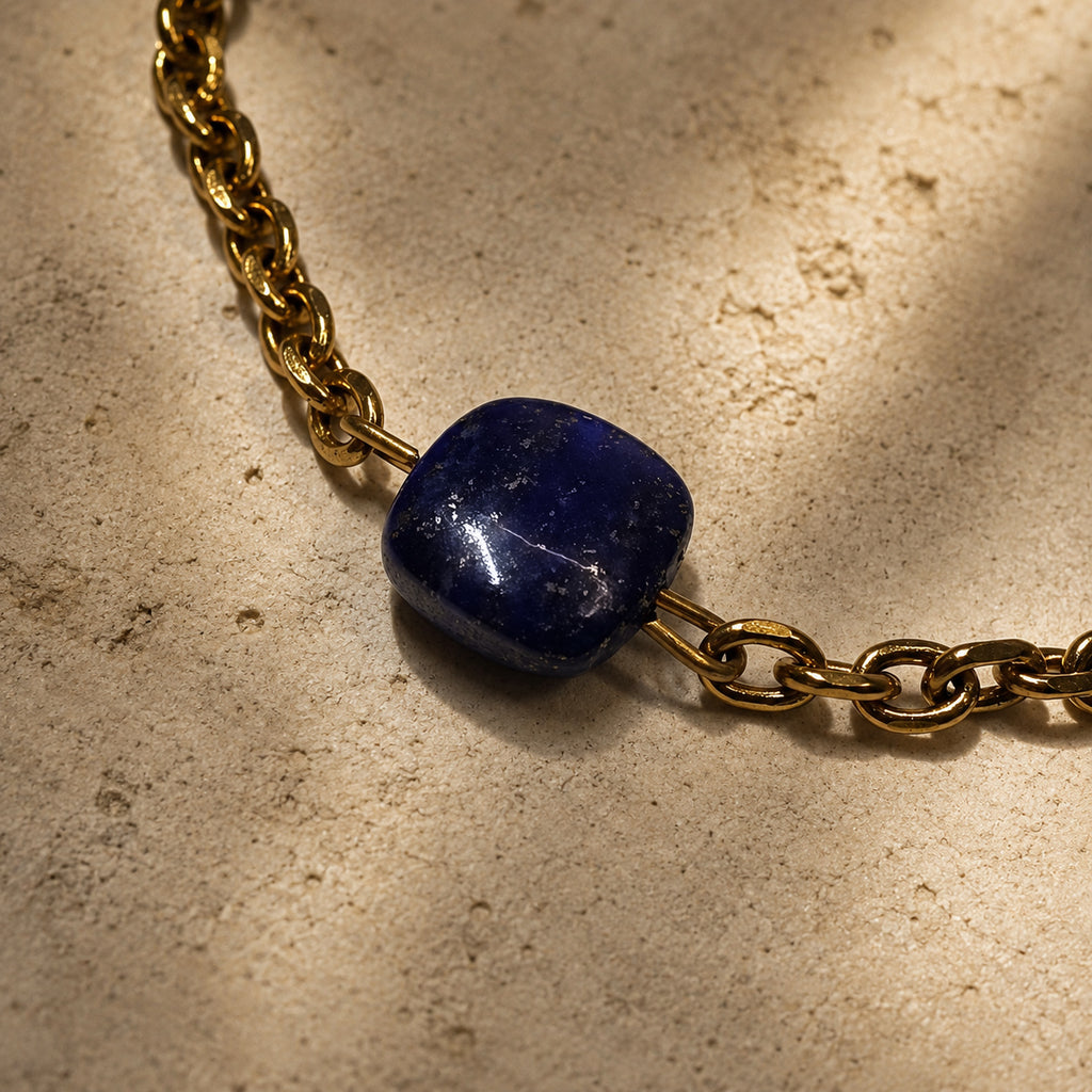 Détail de la pierre en lapis-lazuli du bracelet doré