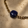 Détail de la pierre en lapis-lazuli du bracelet doré