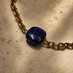 Détail de la pierre en lapis-lazuli du bracelet doré