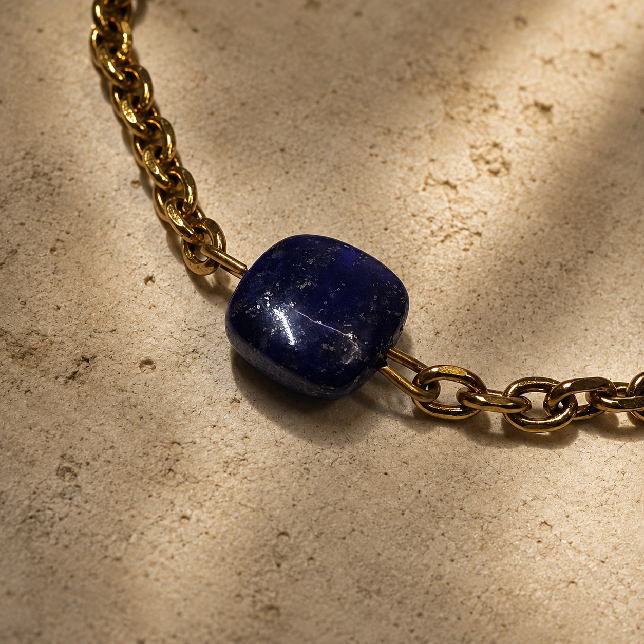 Détail de la pierre en lapis-lazuli du bracelet doré
