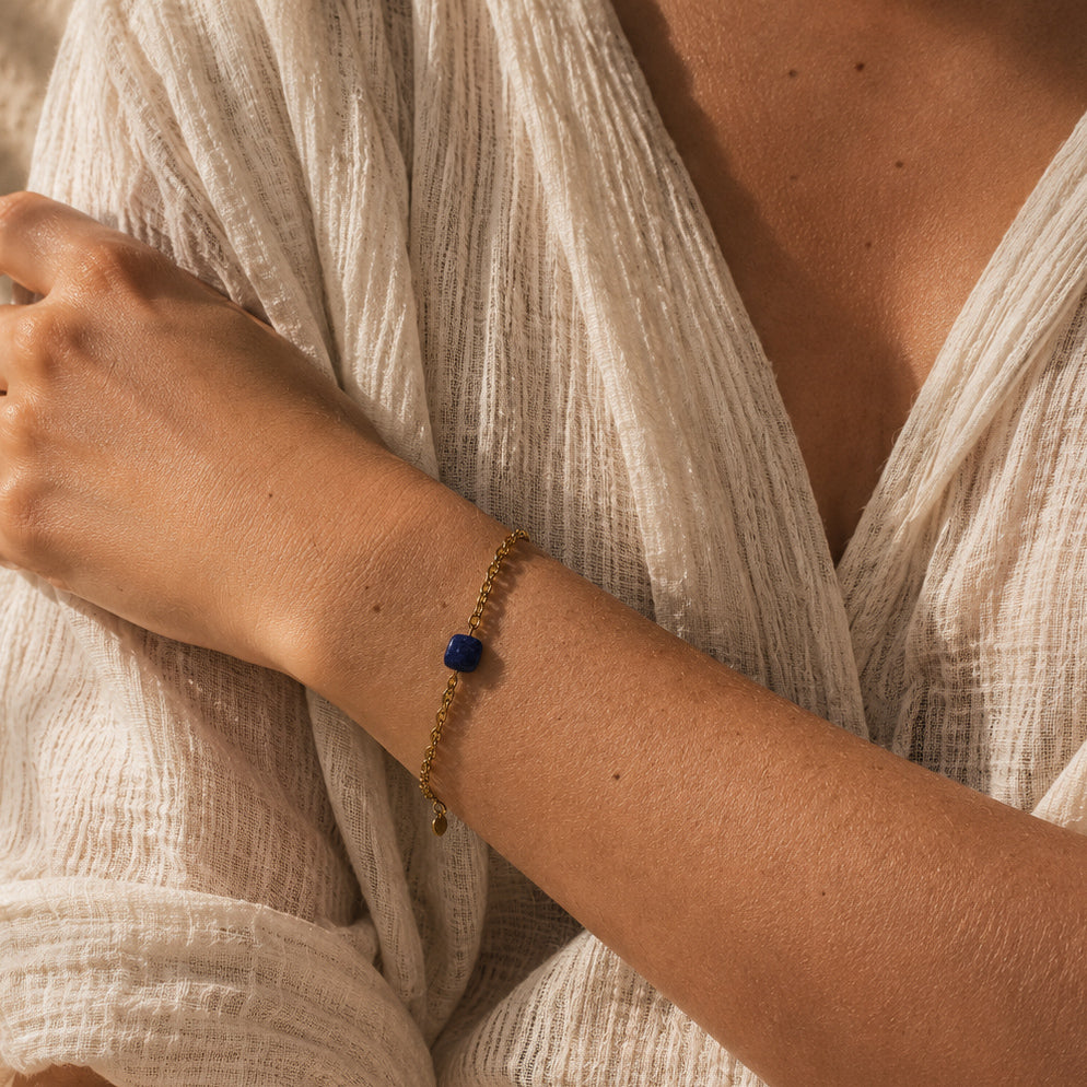 Bracelet en lapis-lazuli naturel porté au poignet