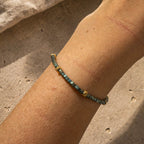 Bracelet fin perles Miyuki irisées porté au poignet
