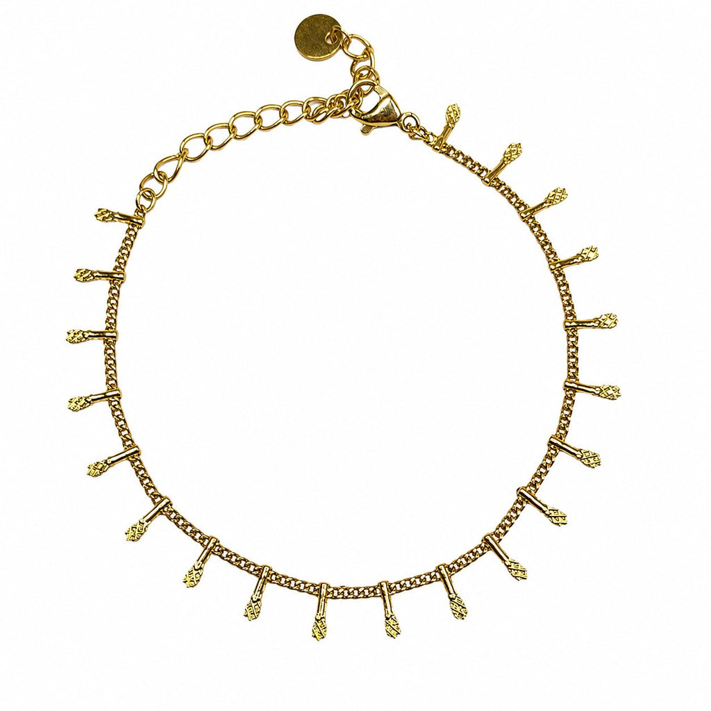 Bracelet Orelk doré à petites pampilles texturées en acier inoxydable sur fond blanc