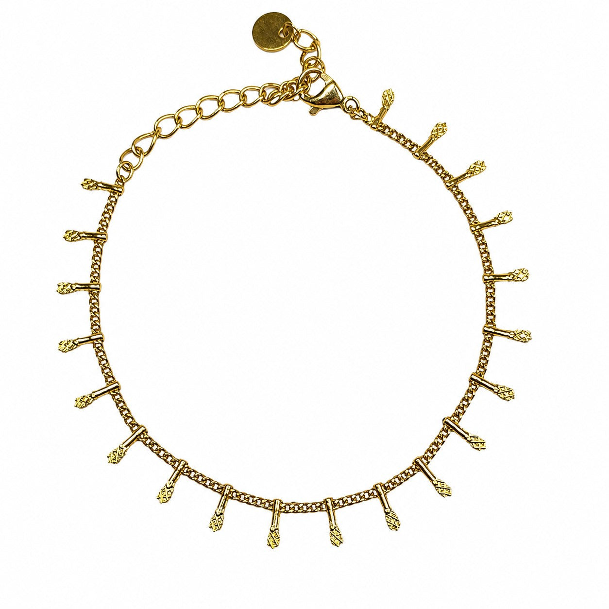 Bracelet Orelk doré à petites pampilles texturées en acier inoxydable sur fond blanc