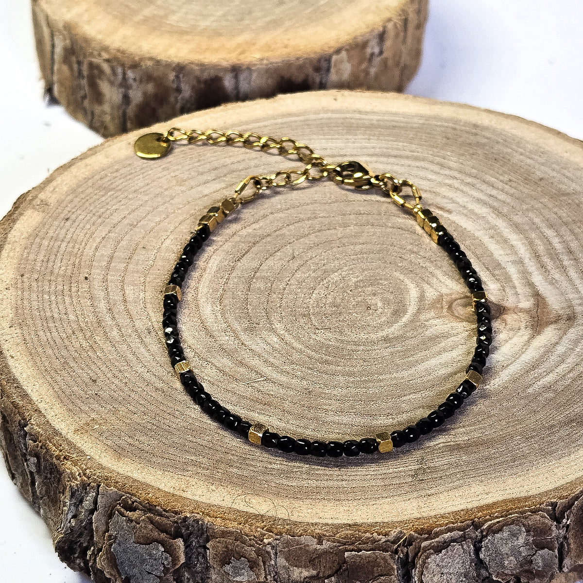 Bracelet fin Orvyn en acier inoxydable doré avec perles noires facettées