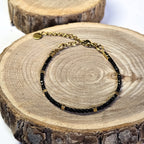 Bracelet minimaliste doré avec perles de verre noires, Clyvia Bijoux