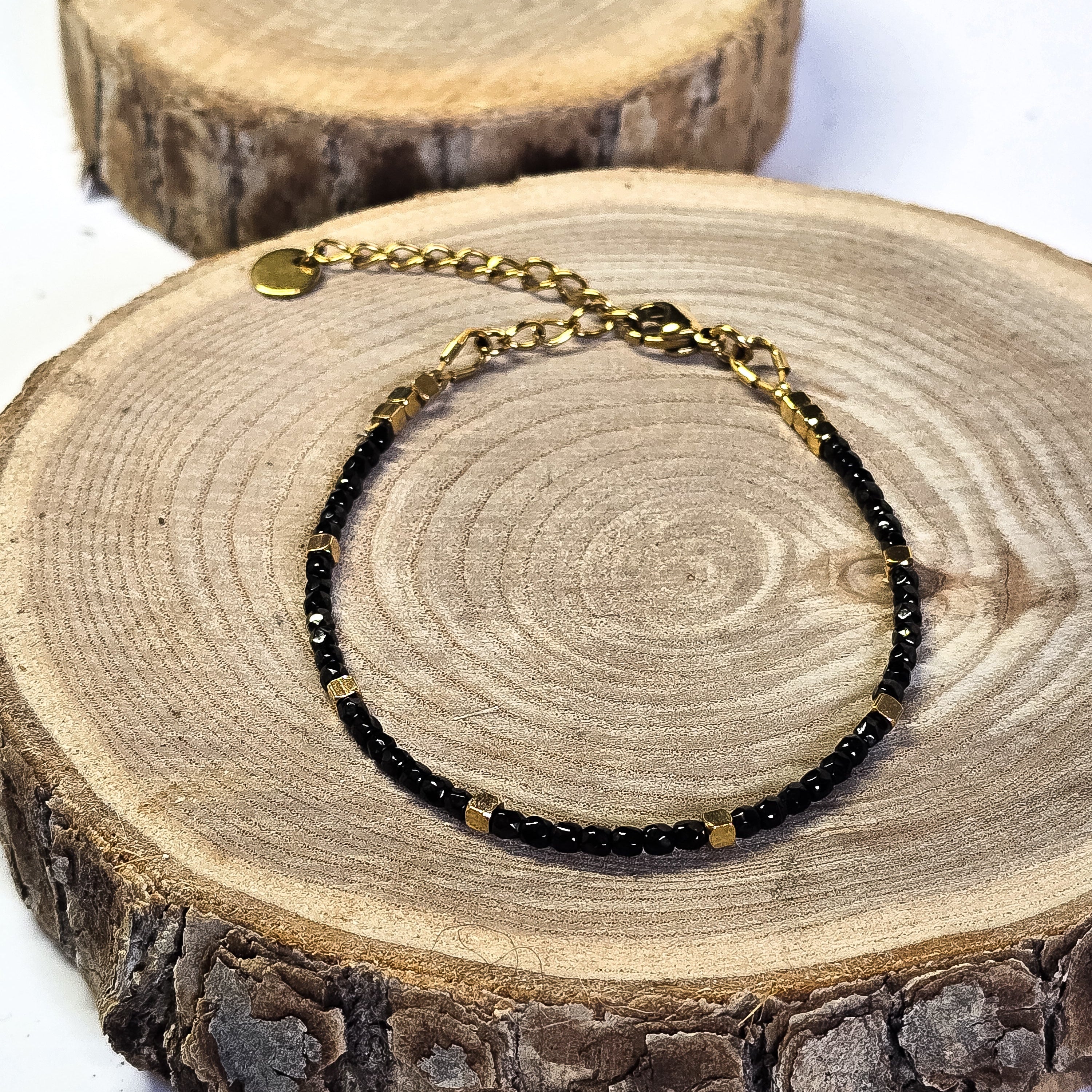 Bracelet minimaliste doré avec perles de verre noires, Clyvia Bijoux