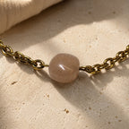 Bracelet en pierre de lune pêche porté au poignet