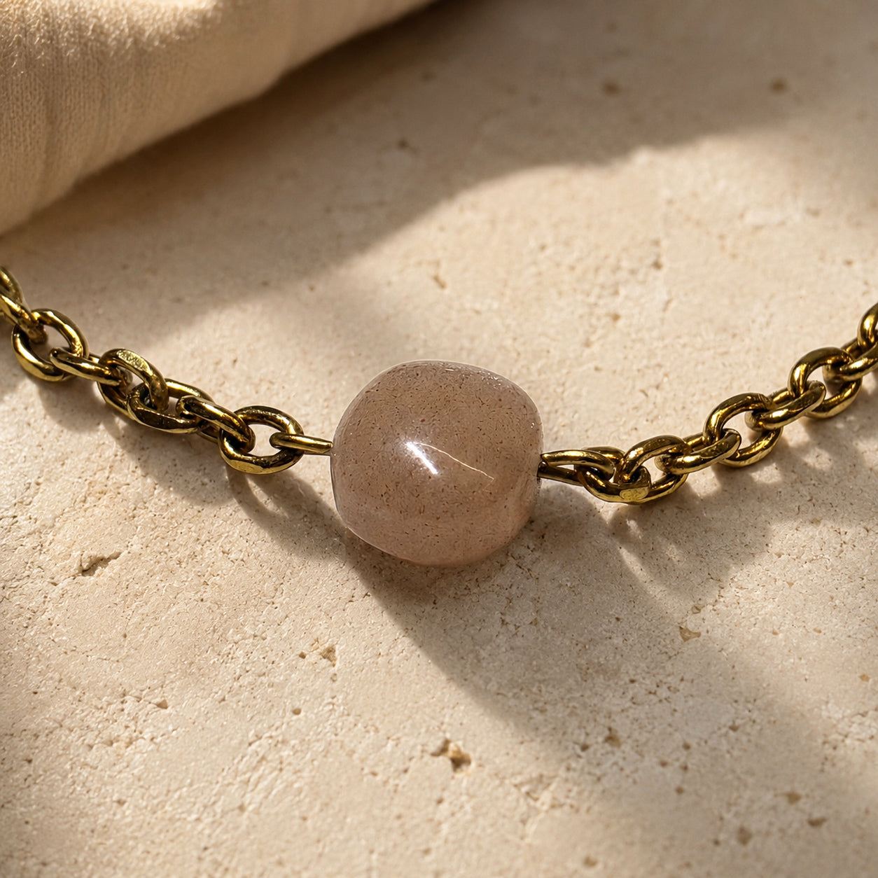 Bracelet en pierre de lune pêche porté au poignet