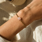 Détail de la pierre de lune pêche du bracelet doré