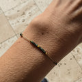 Bracelet porté en acier inoxydable doré avec perles en verre irisées vert bleu - Clyvia Bijoux