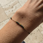 Bracelet porté en acier inoxydable doré avec perles en verre irisées vert bleu - Clyvia Bijoux
