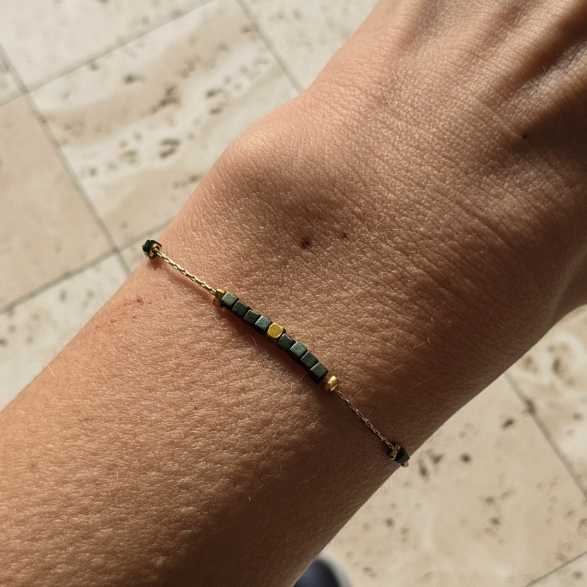 Bracelet porté en acier inoxydable doré avec perles en verre irisées vert bleu - Clyvia Bijoux