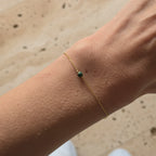 Bracelet porté au poignet en acier inoxydable doré avec petite perle de jaspe turquoise africaine - Clyvia Bijoux