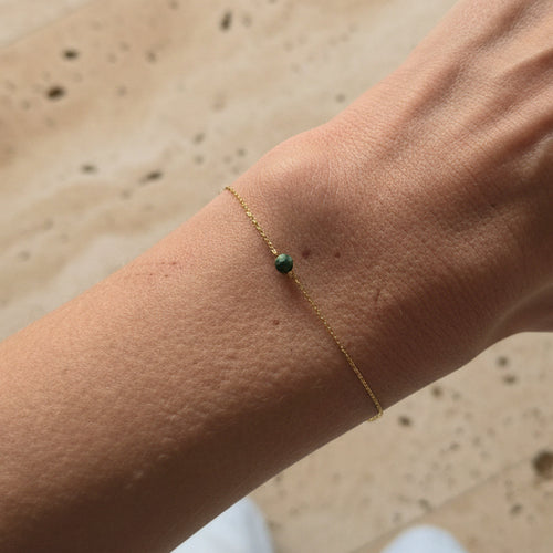 Bracelet porté au poignet en acier inoxydable doré avec petite perle de jaspe turquoise africaine - Clyvia Bijoux