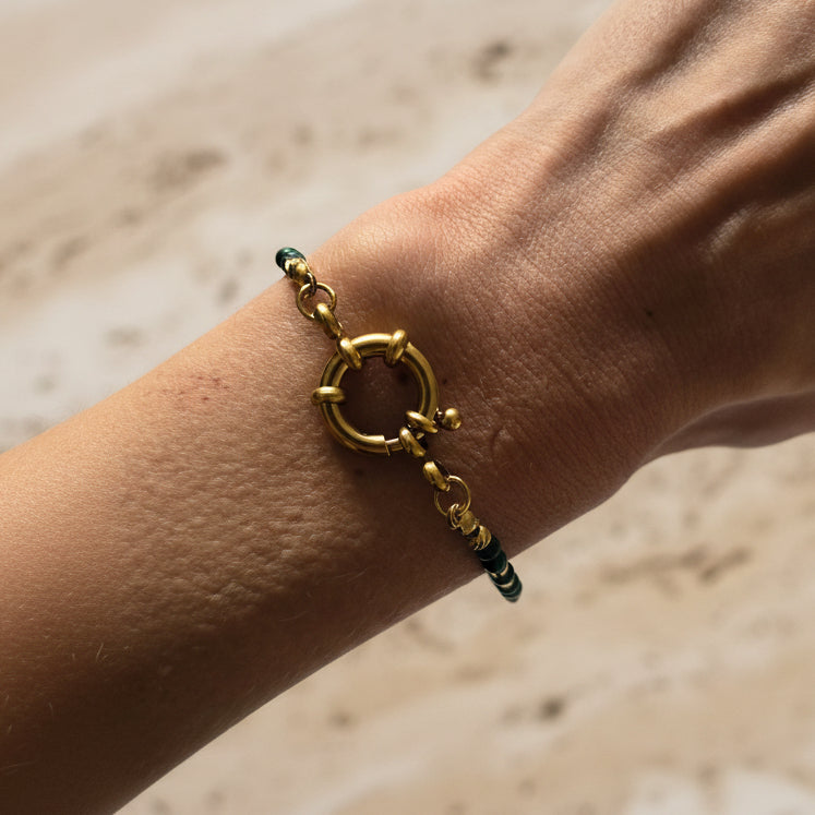 Bracelet porté au poignet en acier inoxydable doré et malachite - Clyvia Bijoux