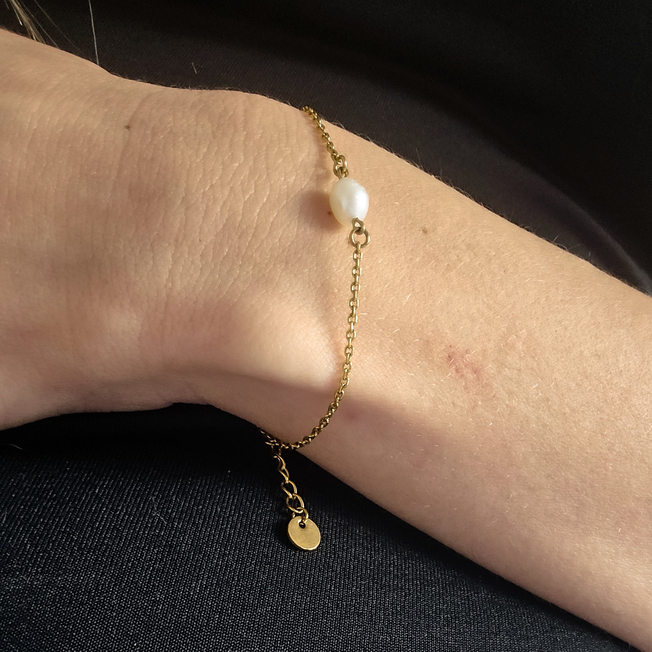 Bracelet porté au poignet en acier inoxydable doré avec véritable perle d’eau douce - Clyvia Bijoux