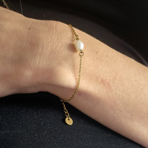 Bracelet porté au poignet en acier inoxydable doré avec véritable perle d’eau douce - Clyvia Bijoux