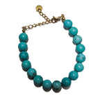 Bracelet turquoise femme en pierre gemme magnésite avec finition dorée .