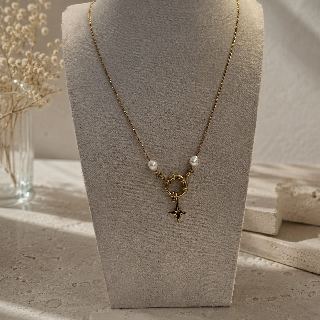 Collier en acier inoxydable doré avec étoile et perles d’eau douce sur buste