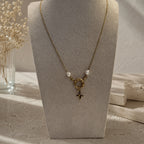 Collier en acier inoxydable doré avec étoile et perles d’eau douce sur buste