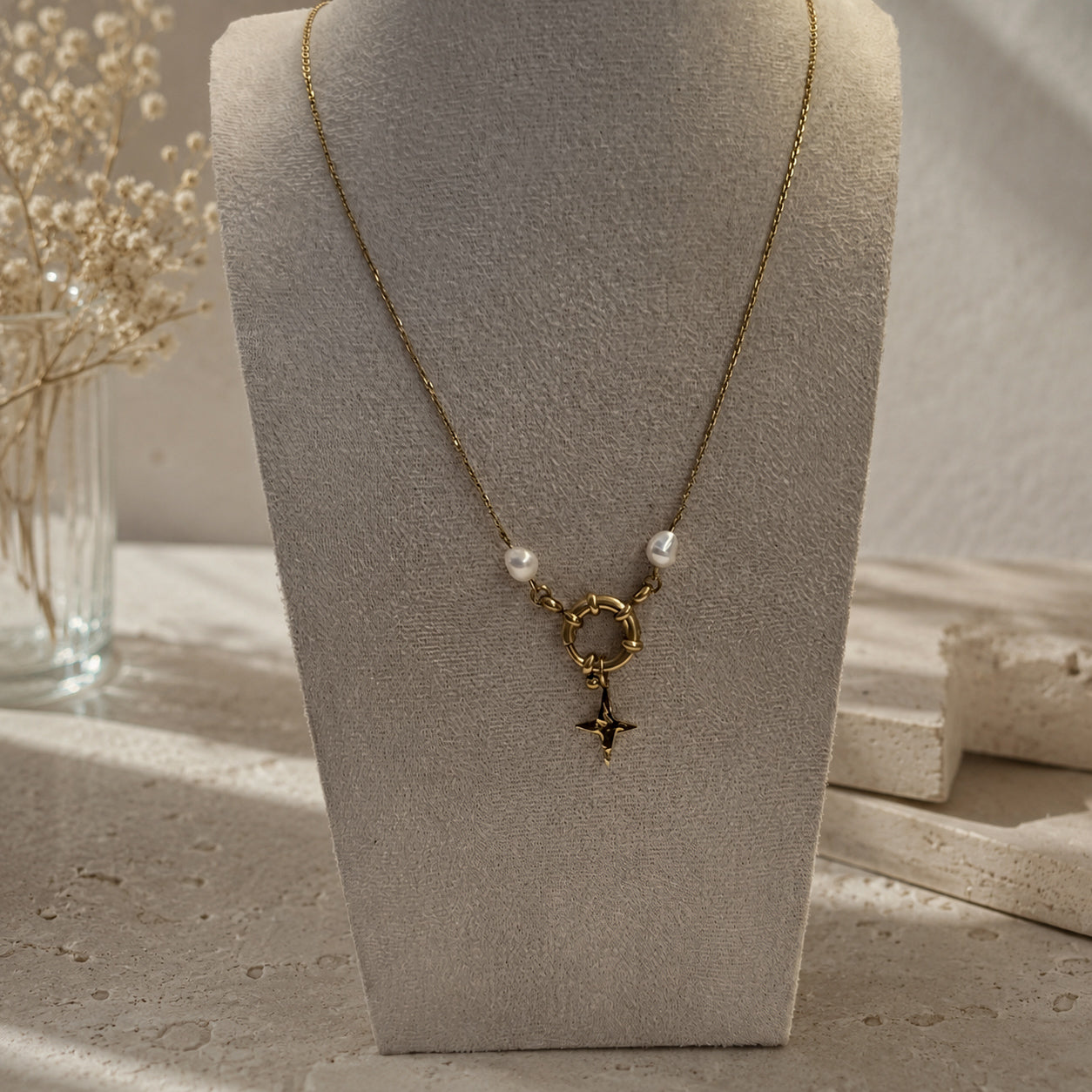 Collier en acier inoxydable doré avec étoile et perles d’eau douce sur buste